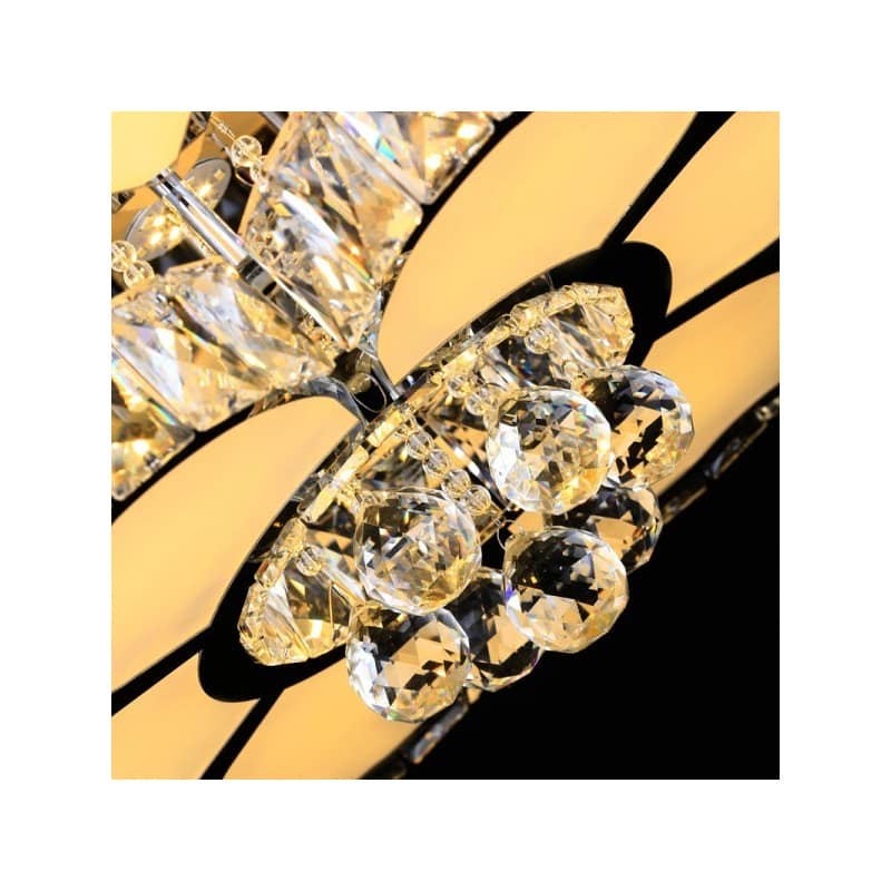 Kryształy kulowe w lampie wiszącej Kryształy kulowe w lampie wiszącej