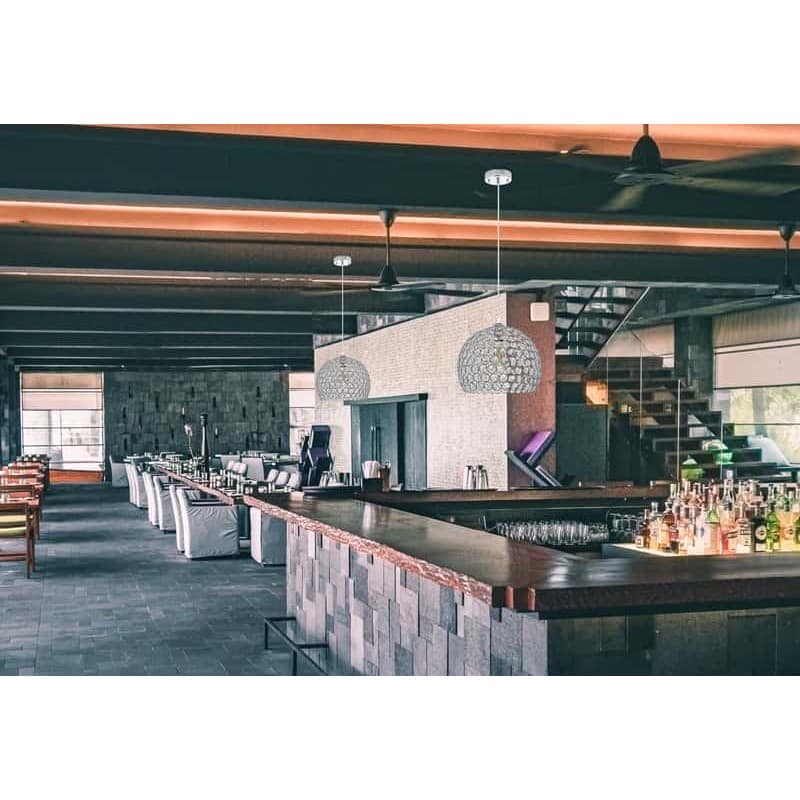 lampa kryształowa długa wisząca nad stół