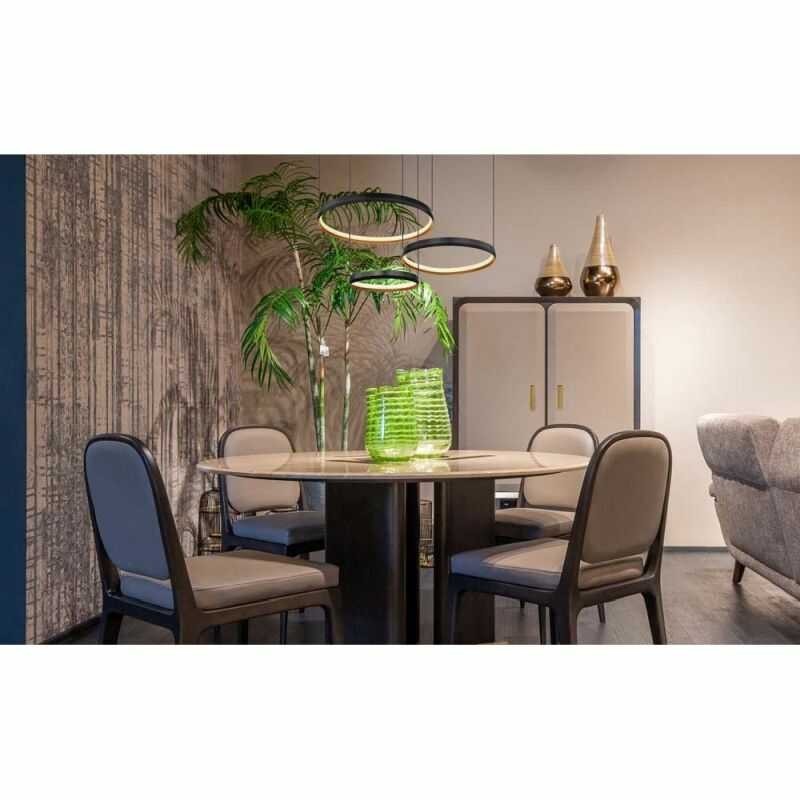 Długa lampa wisząca nad stół