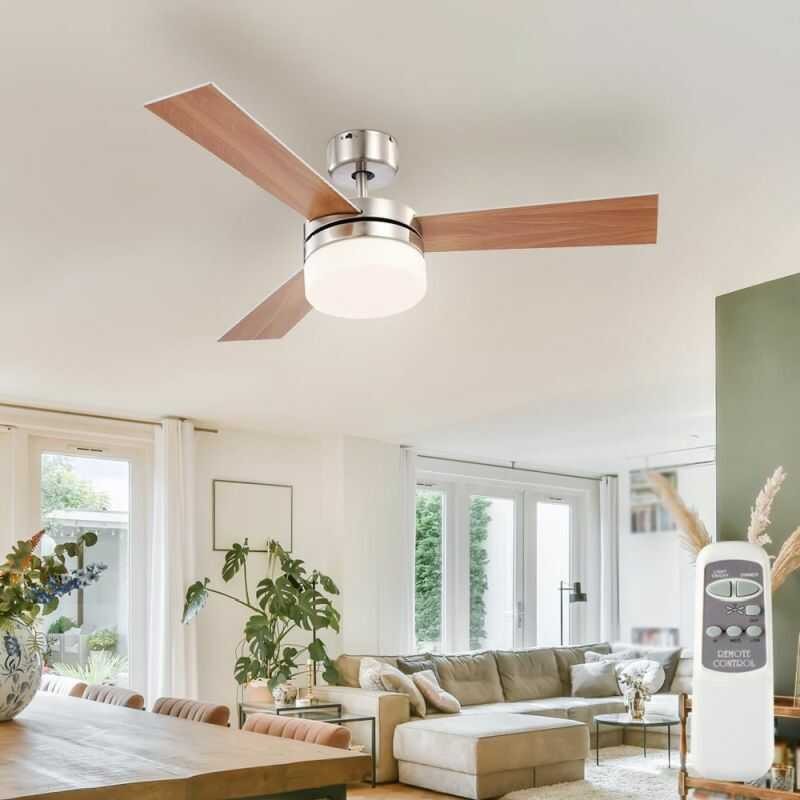 duża lampa z wiatrakiem