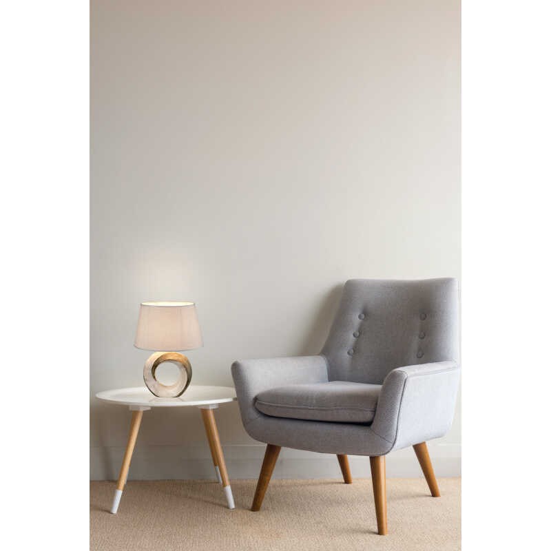 lampka nocna na stole