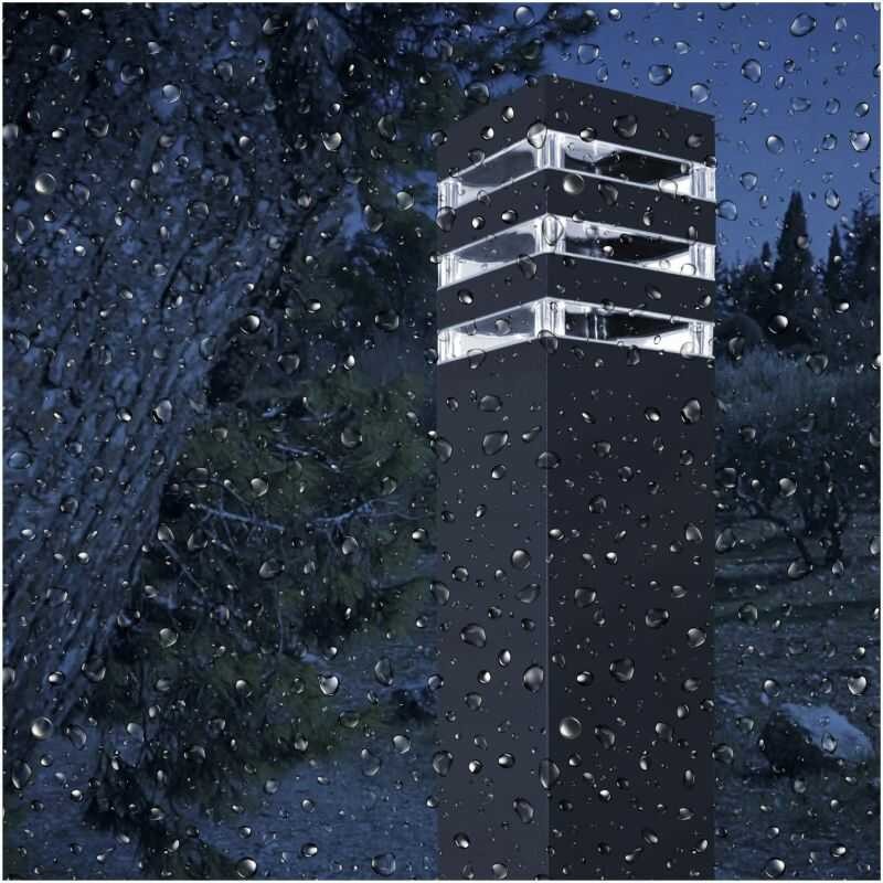 Zewnętrzna lampa ogrodowa w deszczu