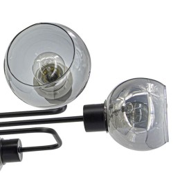 Szklany klosz czarnej lampy wiszącej do salonu