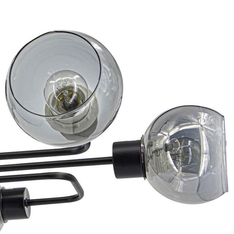 Szklany klosz czarnej lampy wiszącej do salonu