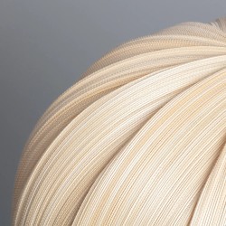 lampa z kloszem z naturalnego tworzywa na zewnątrz