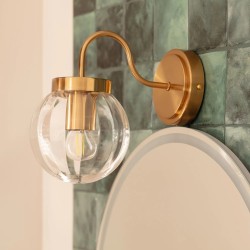 Kinkiet ścienny złoty klasyczny Simone nad lustrem w łazience