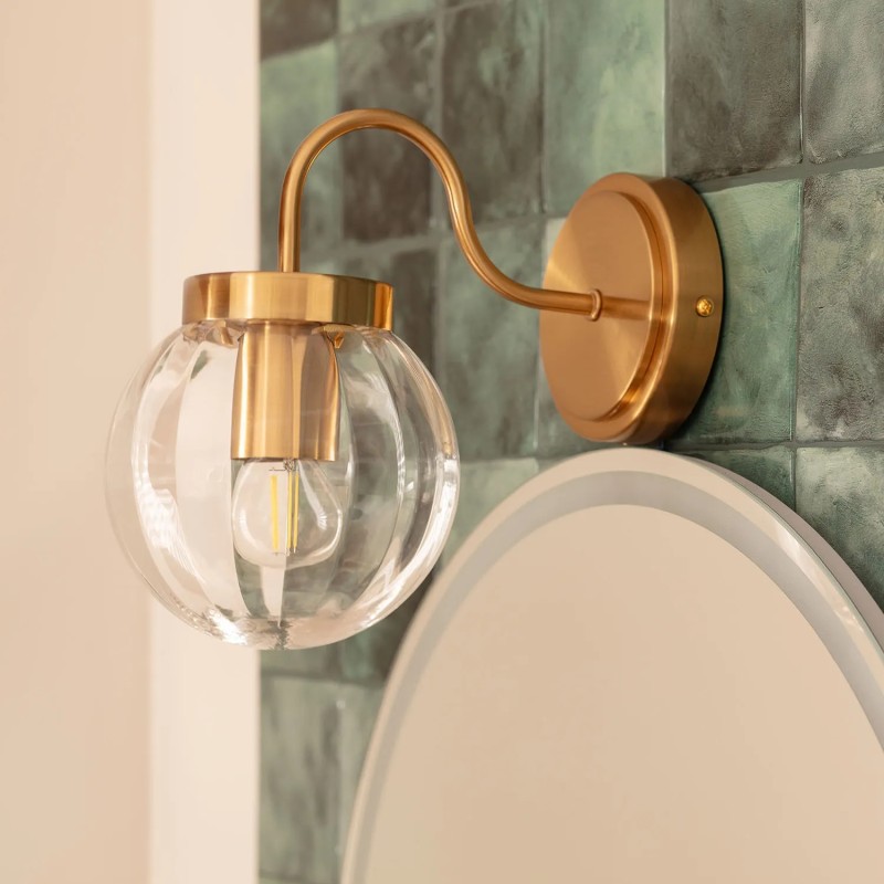 Kinkiet ścienny złoty klasyczny Simone nad lustrem w łazience