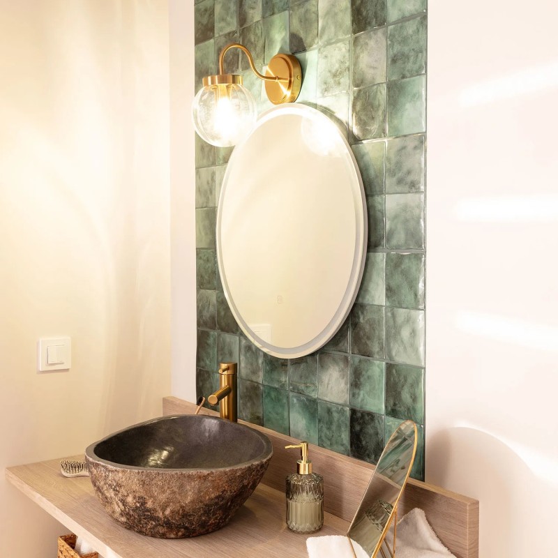 Świecący Kinkiet ścienny złoty klasyczny Simone nad lustrem