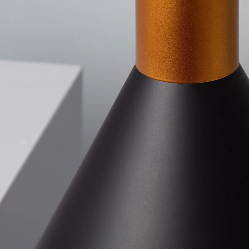 Kolor czarny klosza z akcentami złotego koloru lampy wiszącej