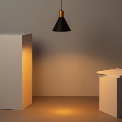 Świecąca lampa wisząca w przedpokoju