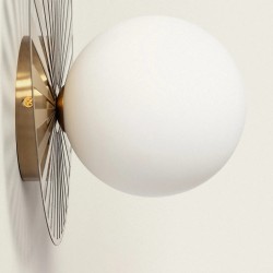 Złoty kinkiet glamour z białą kulą Złoty kinkiet glamour z białą kulą