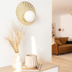 Złoty nowoczesny kinkiet ze szklaną białą kulą