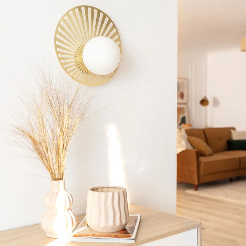 Złoty nowoczesny kinkiet ze szklaną białą kulą Złoty nowoczesny kinkiet ze szklaną białą kulą