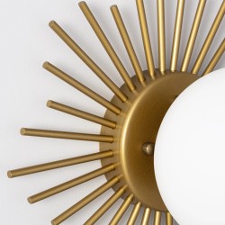 Kinkiet ze złotym okuciem i białą kulą