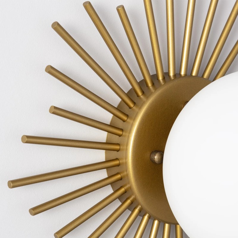 Kinkiet ze złotym okuciem i białą kulą