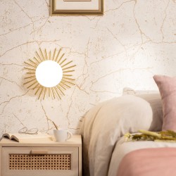 Złoty kinkiet do sypialni