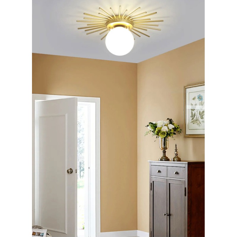 Złoty kinkiet kula mleczna E14 – elegancka lampa ścienna | LightInHome