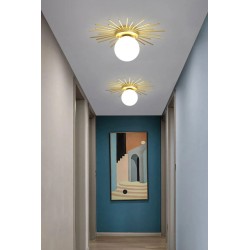 Złoty kinkiet kula mleczna E14 – elegancka lampa ścienna | LightInHome