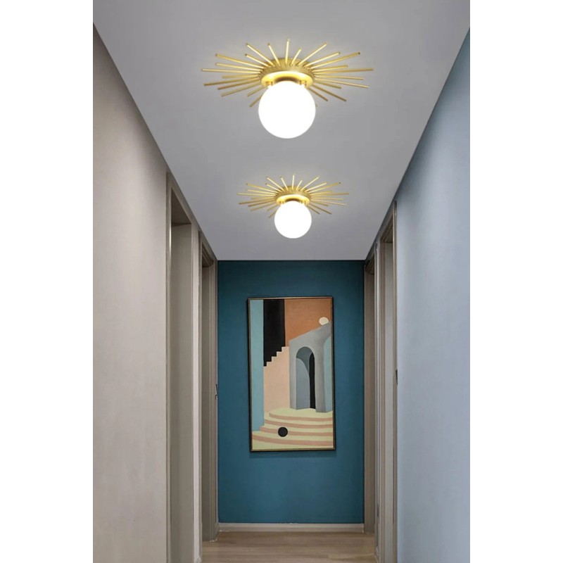 Złoty kinkiet kula mleczna E14 – elegancka lampa ścienna | LightInHome