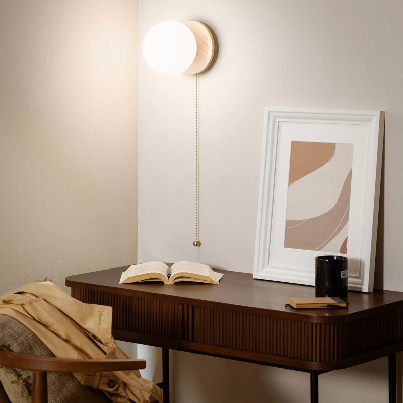 Świecący Kinkiet z drewnianą podstawą kolor złoty Kula Mleczna Tore nad biurkiem