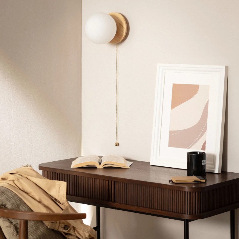 Kinkiet z drewnianą podstawą kolor złoty Kula Mleczna Tore nad biurkiem