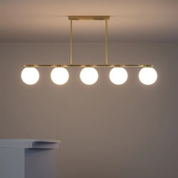 Świecąca Lampa Wisząca w złotej oprawie ze szklanymi kulami mlecznymi Marche