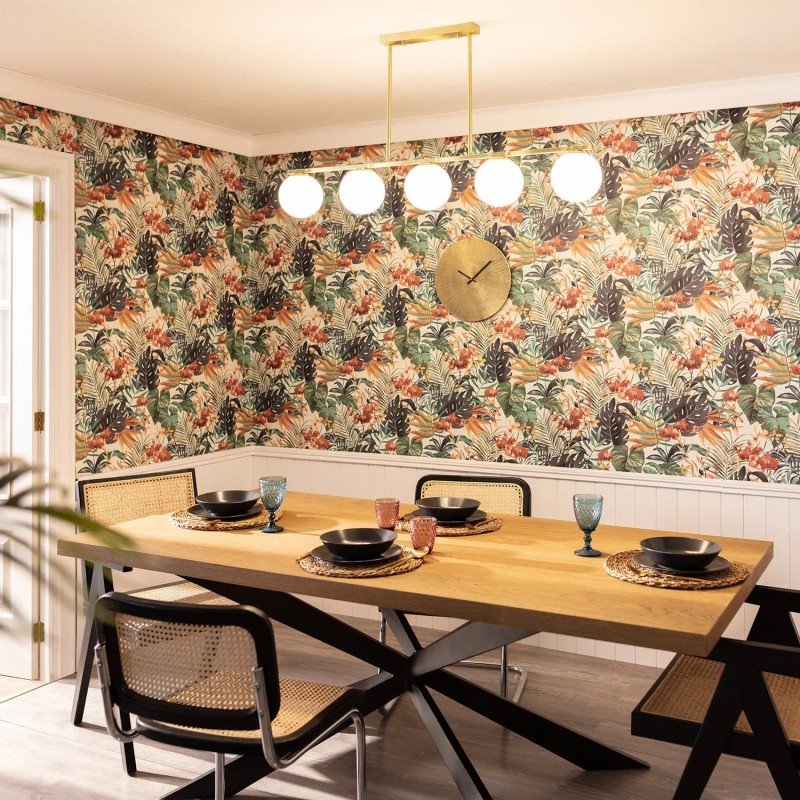 Świecąca Lampa Wisząca zamocowana nad stołem który jest nakryty talerzami Marche