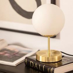 Lampa Stołowa Złota Kula Mleczna Simona na książce do sypialni