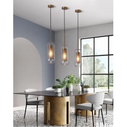 trzy Lampy Wiszące Złote ze Szklanym kloszem Nobbile nad stołem przy oknie