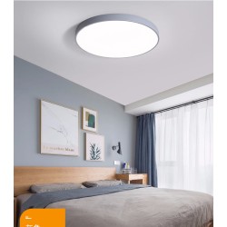 Świecący plafon sufitowy wiszący nad łóżkiem