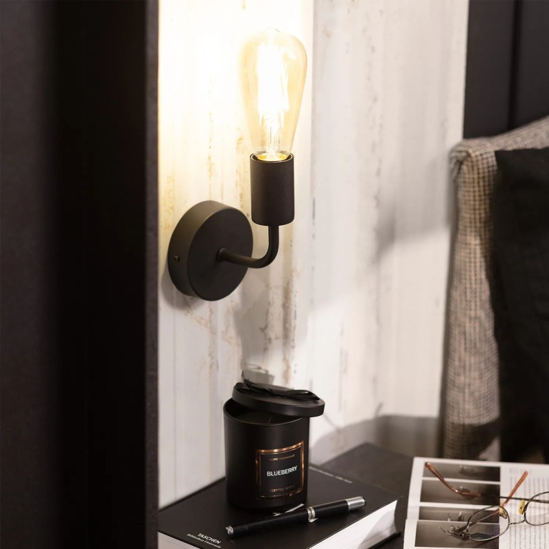 Świecący kinkiet nad szafką nocną w stylu retro do sypialni