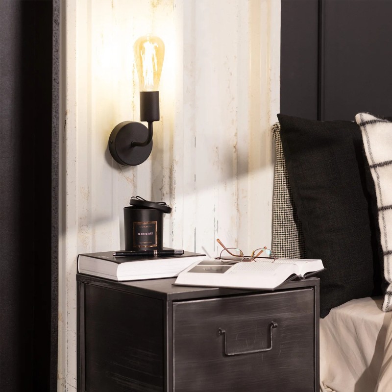 Kinkiet naścienny w stylu retro nad szafką nocną %shop-name%