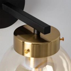 Mocowanie w kolorze złotym kinkietu do salonu