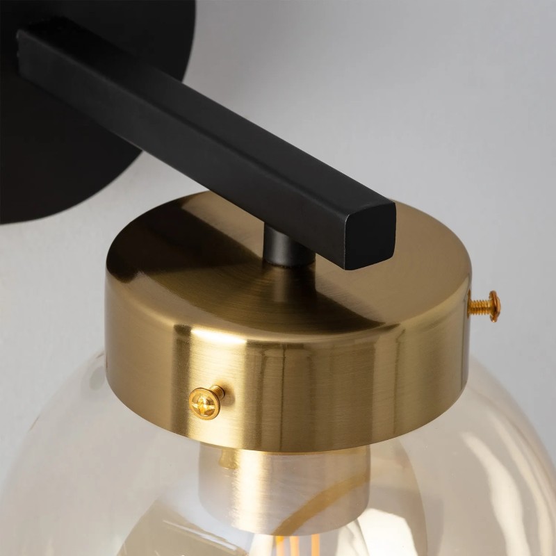 Mocowanie w kolorze złotym kinkietu do salonu