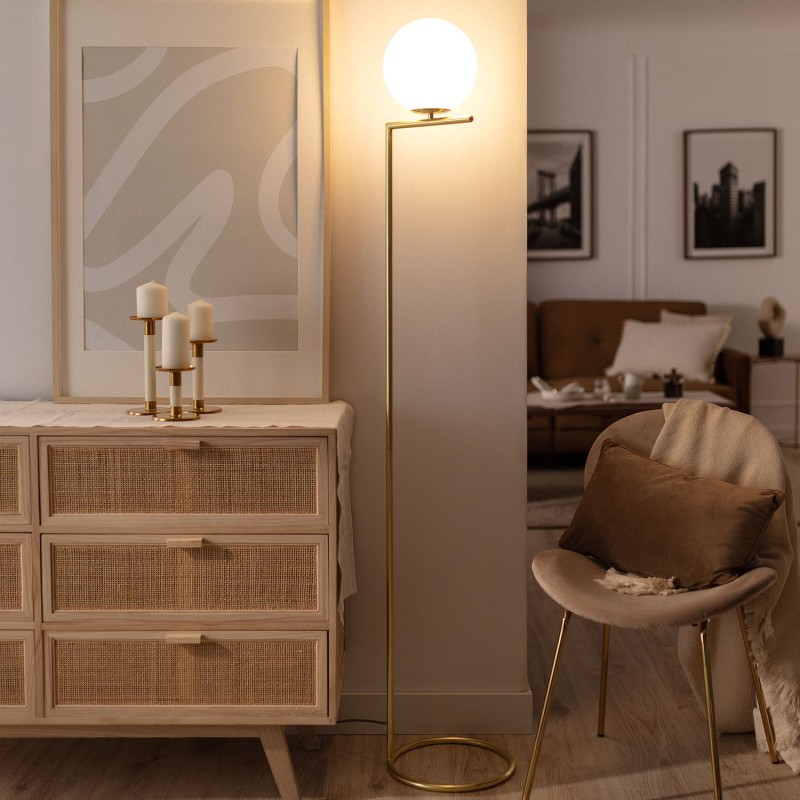 Świecąca Lampa Podłogowa Złota Szklana Kula Mleczna Home stojąca przy komodzie