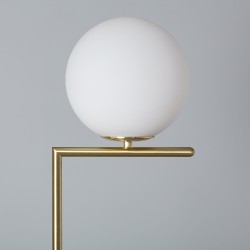 Zbliżenie klosza Lampy Podłogowej Złotej ze Szklaną Kulą Mleczną