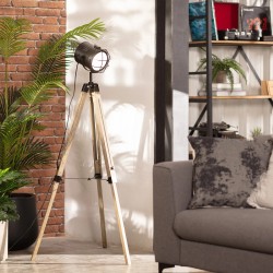 Lampa podłogowa Retro loft Czarna Verde na tle ściany Lampa podłogowa Retro loft Czarna Verde na tle ściany
