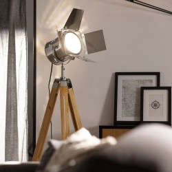 Lampa podłogowa w pokoju w stylu retro Lampa podłogowa w pokoju w stylu retro