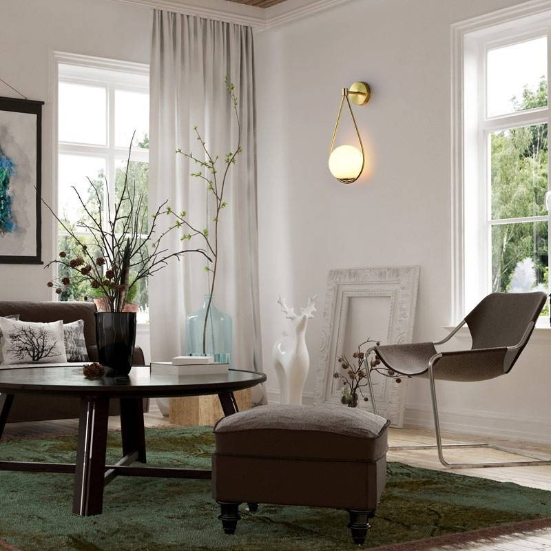 Złoty kinkiet do salonu