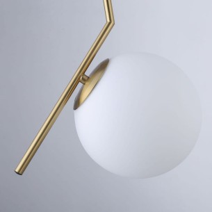 złota lampa z białą kulą