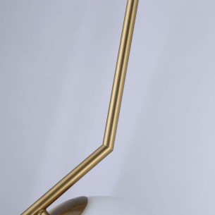 lampa ze złotym okuciem