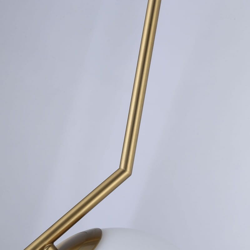 lampa ze złotym okuciem