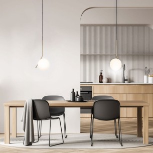 Złota lampa wisząca z białą kulą do jadalni nad stół