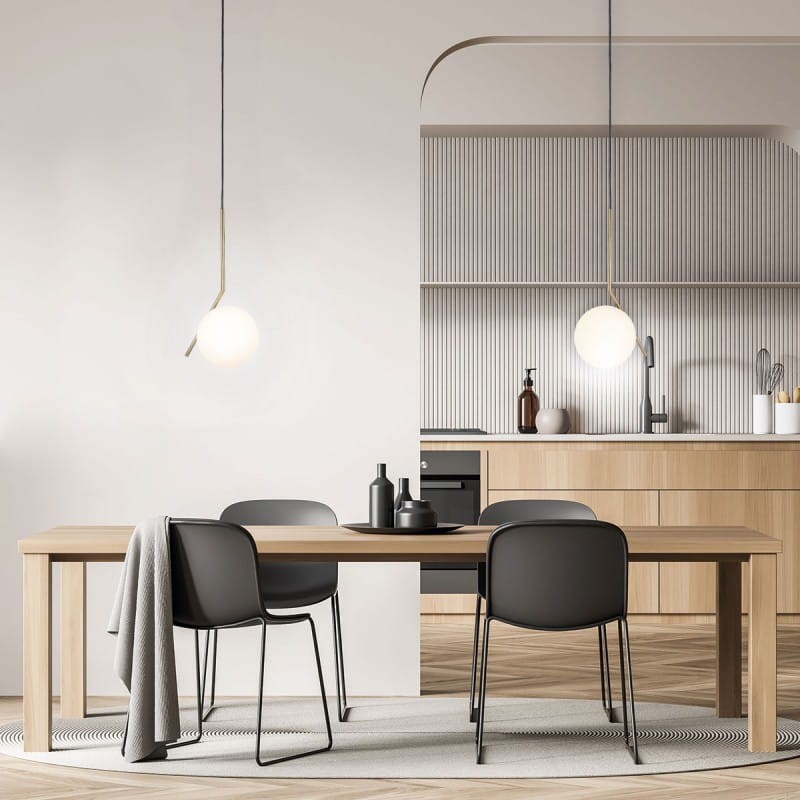 Złota lampa wisząca z białą kulą do jadalni nad stół