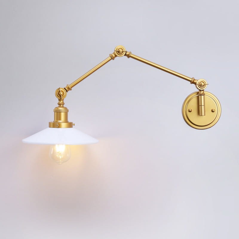 kinkiet w modnym kolorze złota na żarówkę