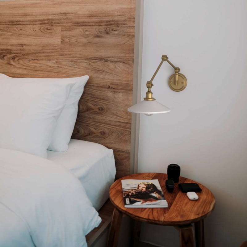 kinkiet do sypialni przy łóżku złoty