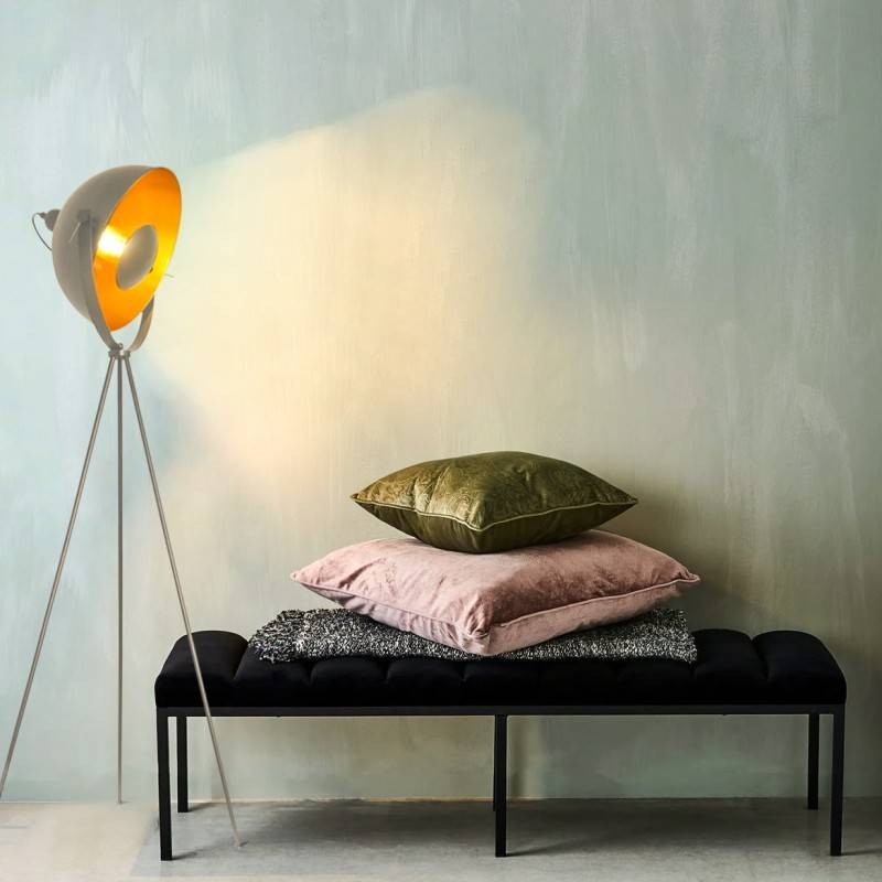 lampa stojąca w nowoczesnym stylu trójnóg