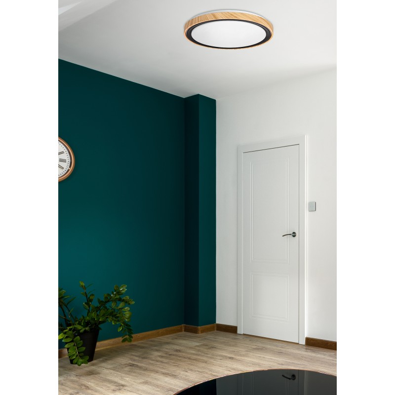 Plafon led z wykończeniem drewnianym zamontowanym na suficie