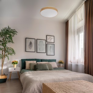 Plafon sufitowy sterowany pilotem LED FIGARO drewno 24W LED 38cm do sypialni zamontowany nad łóżkiem