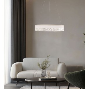 FROZI lampa wisząca biały 32W LED 3000K kryształki bezbarwne zamontowana na kanapą